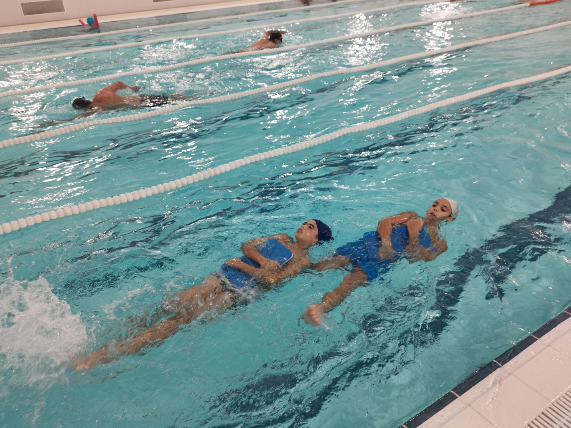 Inicio de los cursos de natación en la piscina de As Lagoas, en Bueu