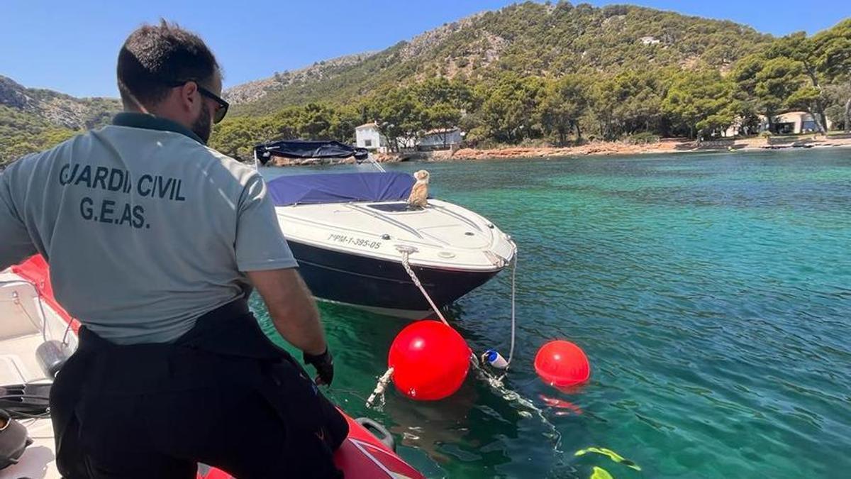 Ein Beamter der Guardia Civil, die die Leiche aus dem Meer holte.
