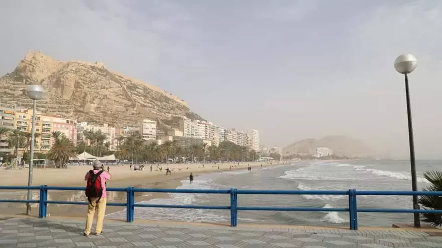 Alicante amanece sin alertas municipales pese a la mala calidad del aire por la calima