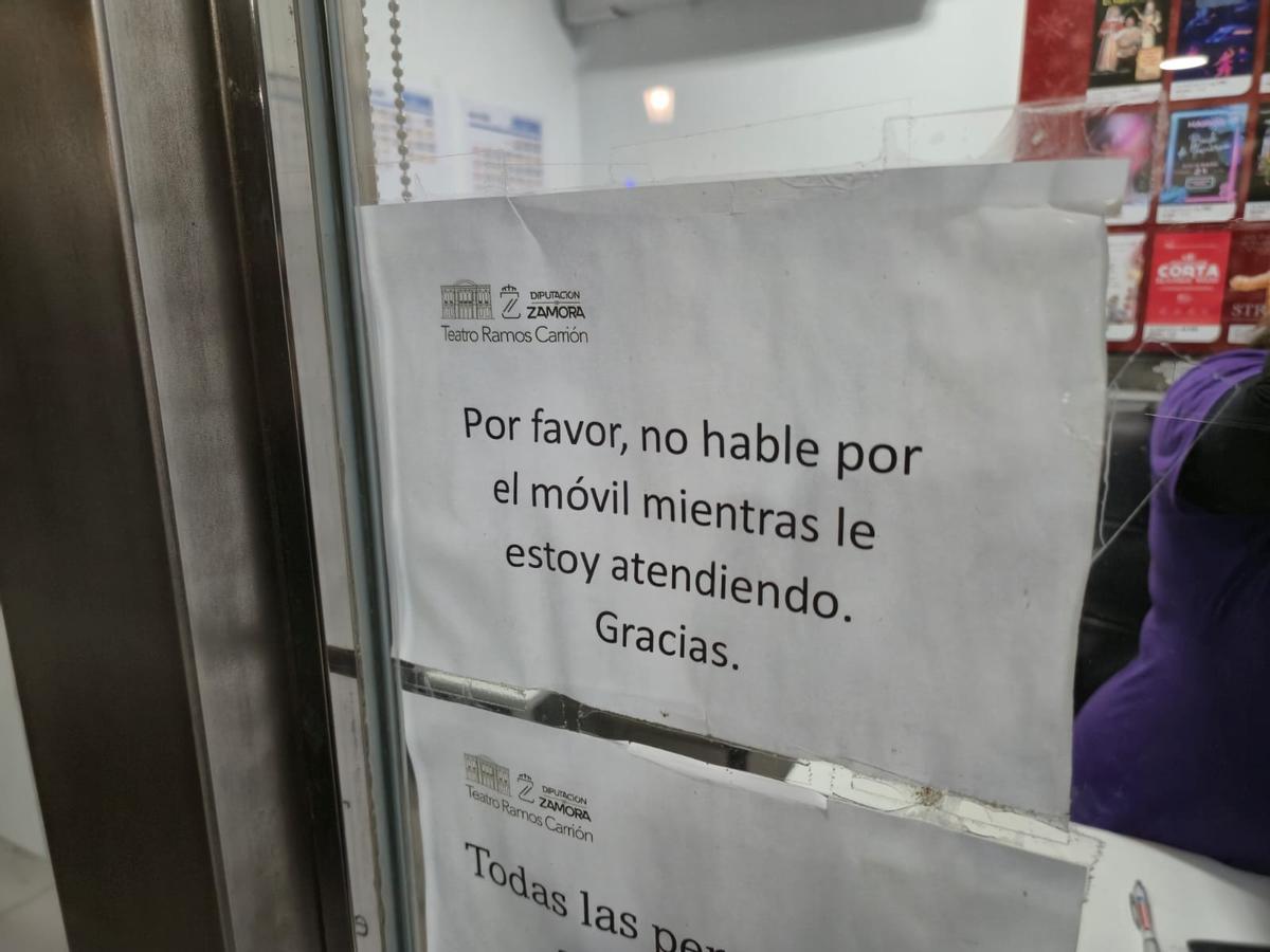 Hartos del móvil en la taquilla del Teatro Ramos Carrión: "Por favor...".
