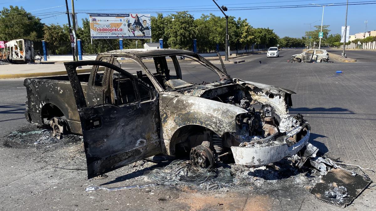 Vehículos calcinados tras los enfrentamientos de fuerzas federales de México con grupos armado.