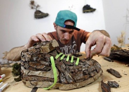 El artista francés Christophe Guinet, conocido como "Mr Plant" trabaja en su creación el "Wood", que forma parte del proyecto artístico " Just Grow It", en su galería de arte en Marsella, 25 de noviembre de 2014.