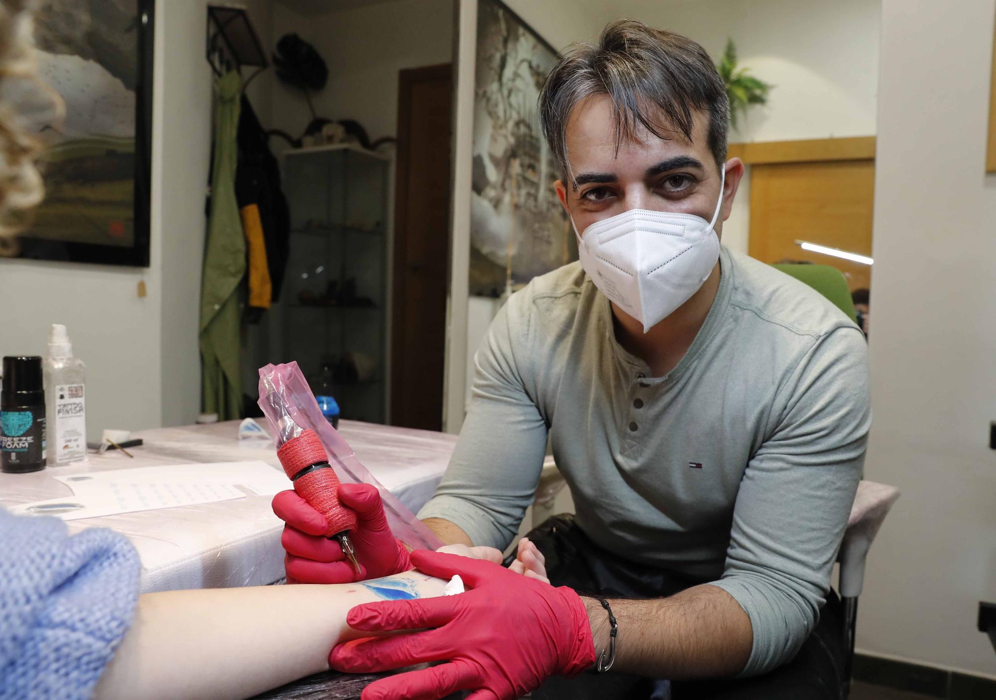 Miguel, en plena faena en su estudio de tatuajes.