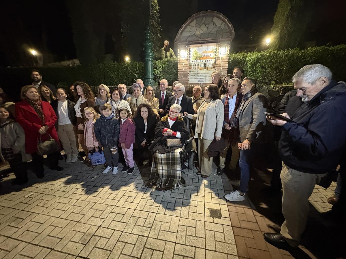 El alcalde y el concejal de Churriana, con descendientes de los fundadores del Bar ‘El Lele’, tras descubrir el panel en su memoria.