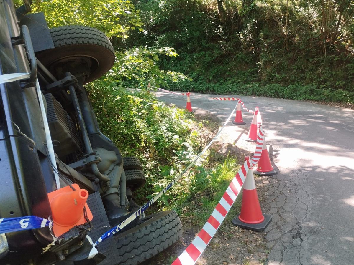 En imágenes, el camión de Bomberos de Asturias volcado en la carretera AS-311, enGrado