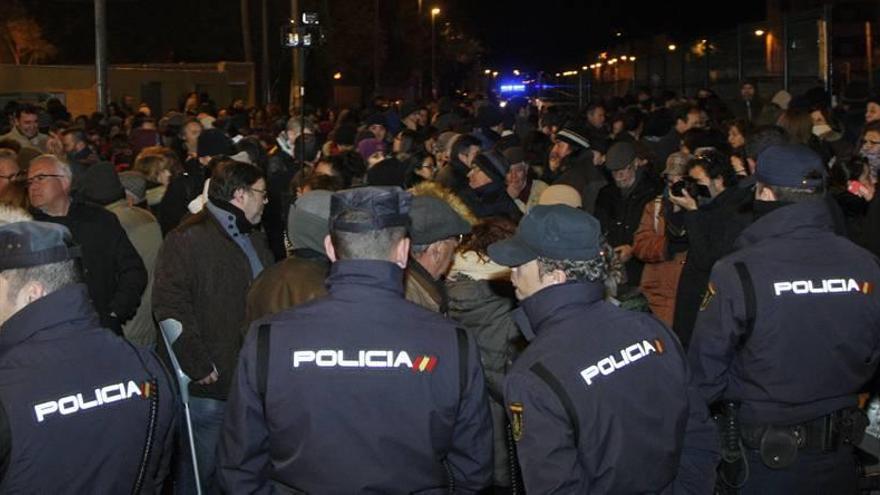 Importante presencia policial en las vías, ante los vecinos, en una imagen que haterminado con el cambio de delegado del Gobierno en Murcia.