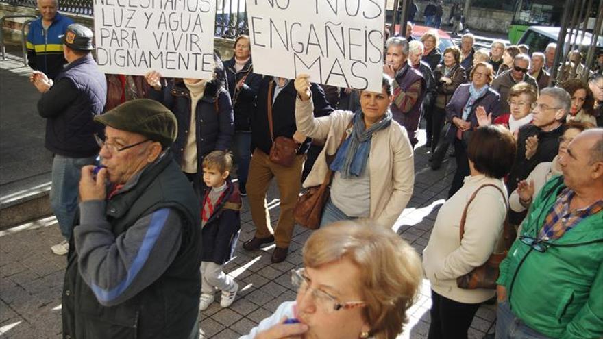 Más de 100 parcelistas protestan en Urbanismo