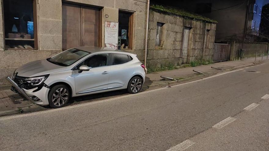 Vehículo empotrado contra un bolardo.