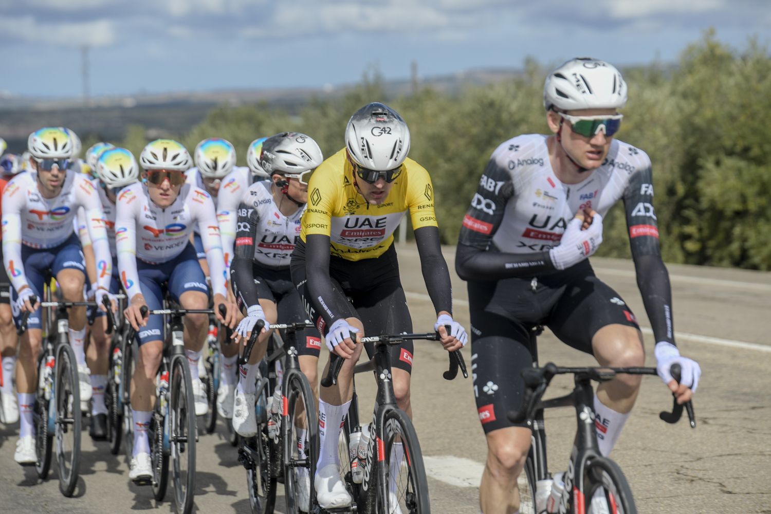 La salida de la etapa de Córdoba de la Vuelta a Andalucía en imágenes