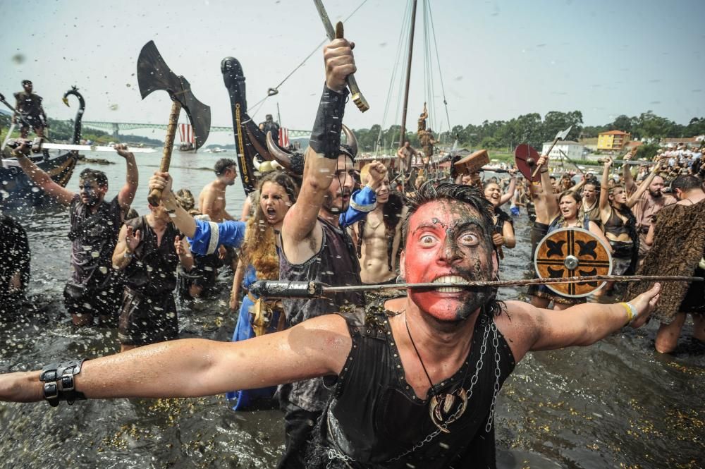 Las hordas vikingas desembarcan con sus armas y sus gritos de guerra en Catoira ante 30.000 personas.