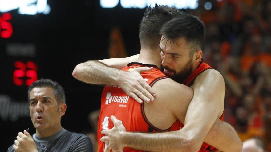 Jugadores del Valencia Basket se abrazan tras el triunfo.