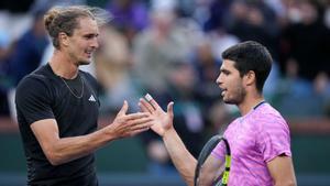 Carlos Alcaraz, saludándose con Alexander Zverev tras finalizar el partido