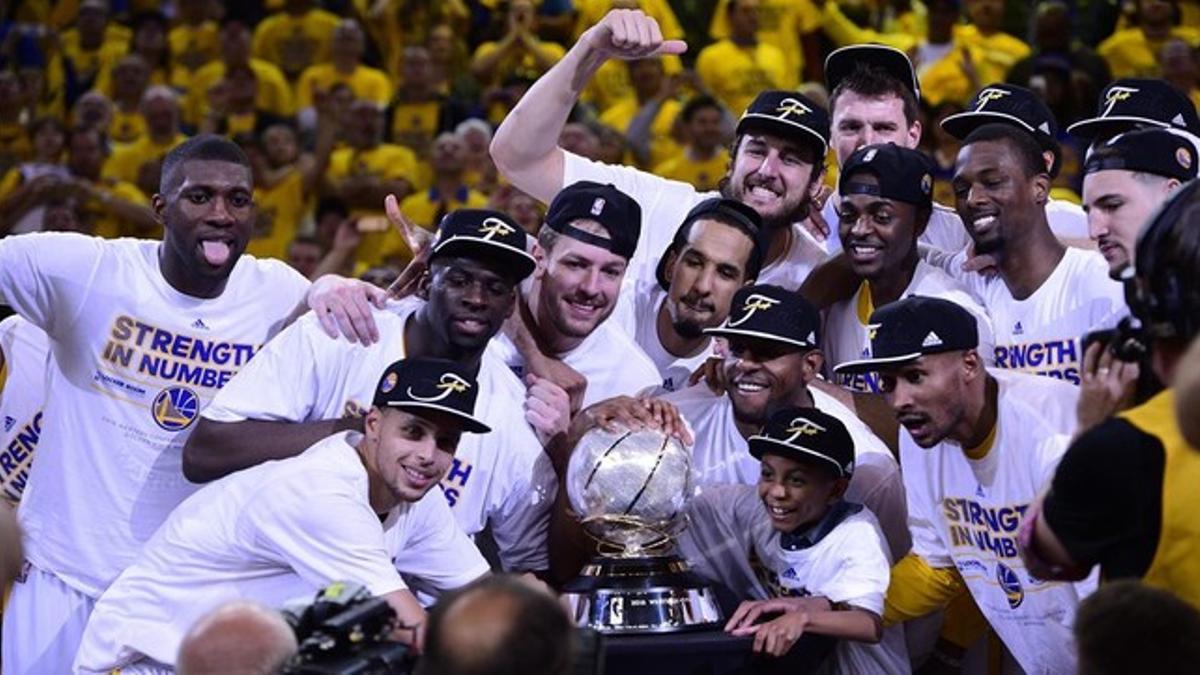 Los jugadores de los Warriors celebran su título como campeones del Oeste
