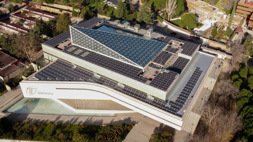 Eficiencia energética. Edificio de Telefónica en Aravaca (Madrid), con casi 600 paneles solares.