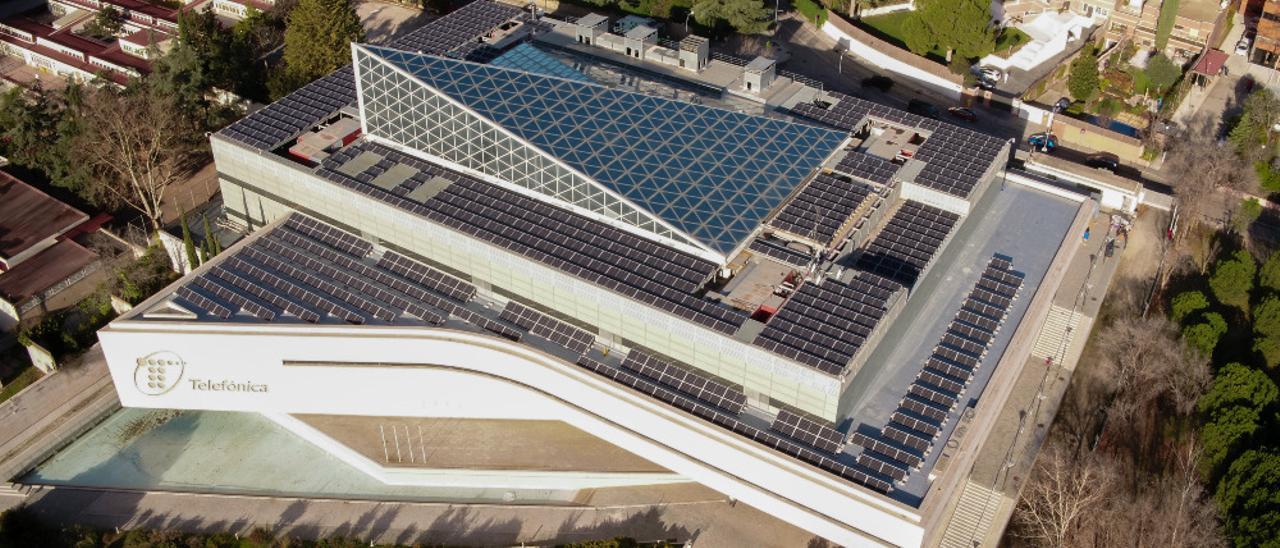Eficiencia energética. Edificio de Telefónica en Aravaca (Madrid), con casi 600 paneles solares.