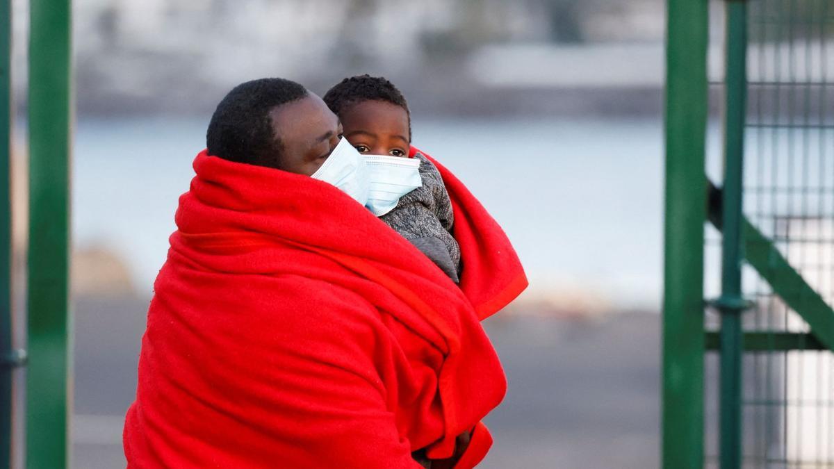 La Salvamar Macondo ha socorrido a 32 kilómetros al sur de Gran Canaria una patera con 64 ocupantes de origen subsahariano (35 hombres, 24 mujeres y 5 niños), que han sido trasladados al puerto de Arguineguín.