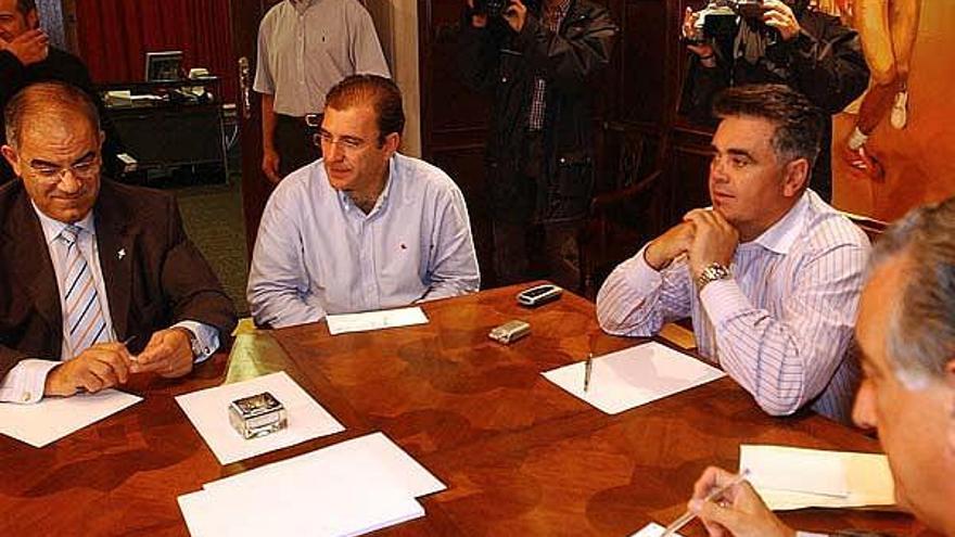 Horacio Gómez, en una reunión con miembros de su consejo de administración en 2001