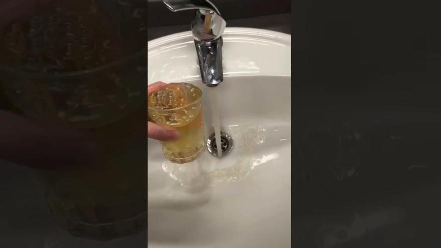 Así sale el agua del grifo en el Hospital del Vinalopó en Elche