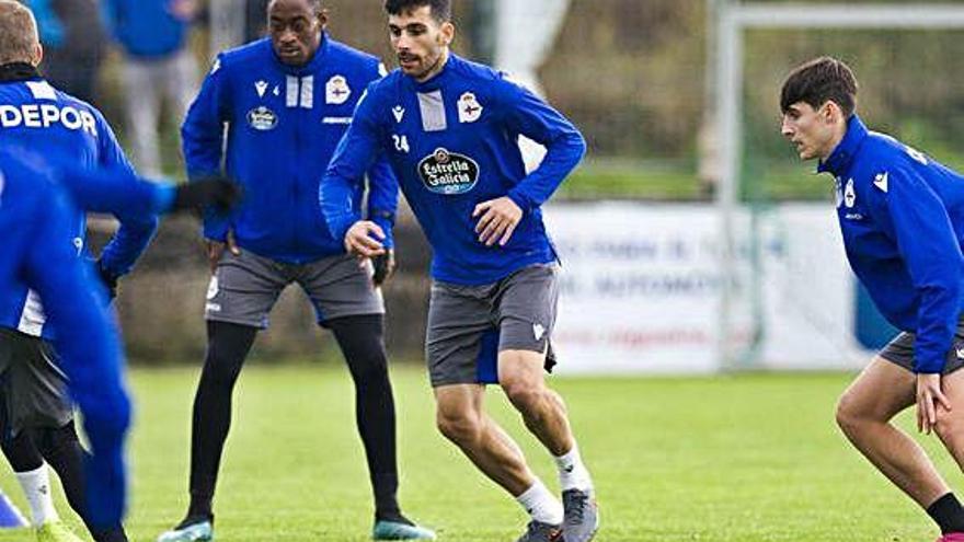 Bóveda, en el centro, durante la sesión matinal de ayer en la ciudad deportiva de Abegondo.