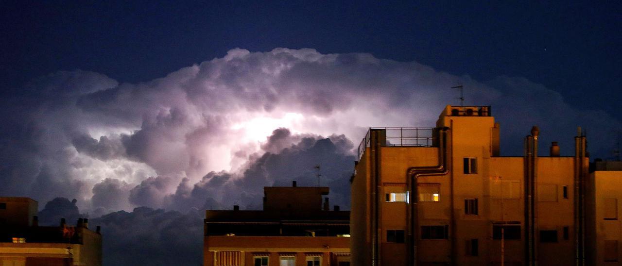 Las tormentas que se formaron mar adentro pudieron verse, no obstante, desde el interior, como esta desde Sant Joan.