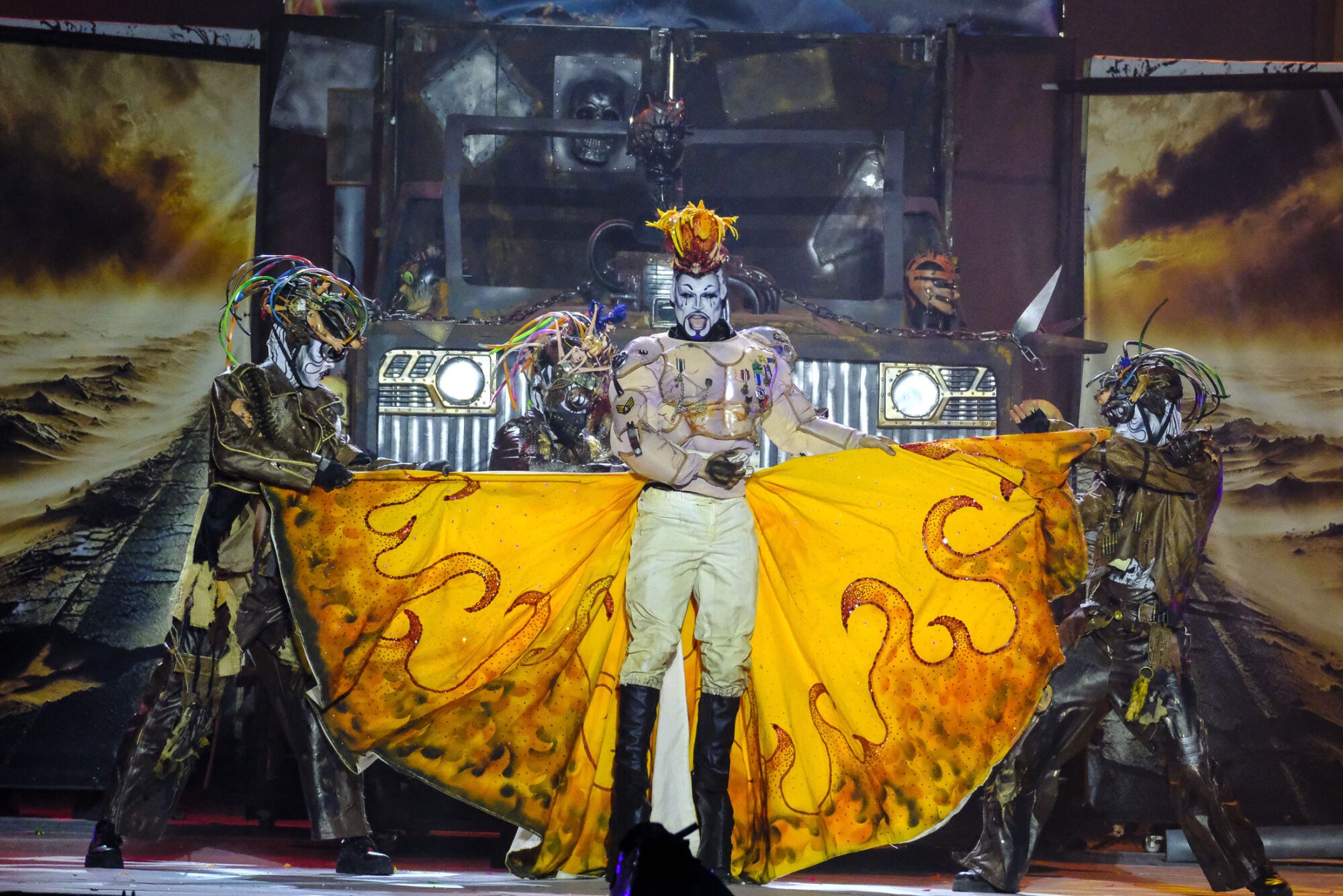 4. Drag Gio (Julio Castellano Rodríguez) Con el patrocinio de Farándula y Klinica Beach y con un diseño de High Heels Performance y el drag presenta el espectáculo Si lo vas a hacer, ¡hazlo épico!