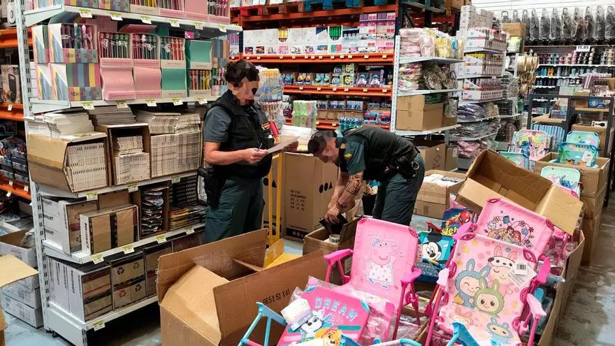 La Guardia Civil interviene más de 700 muñecos y 3.800 juegos en un comercio mayorista de Mos