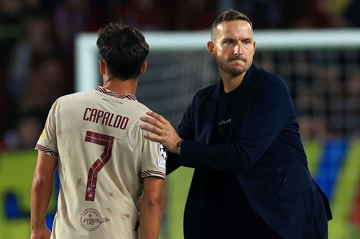 Prague (Czech Republic), 18/09/2024.- Salzburg head coach Pepijn Lijnders and player Nicolas Capaldo after the UEFA Champions League match between Sparta Prague and RB Salzburg in Prague, Czech Republic, 18 September 2024. Sparta won 3-0. (Liga de Campeones, República Checa, Praga, Salzburgo) EFE/EPA/MARTIN DIVISEK