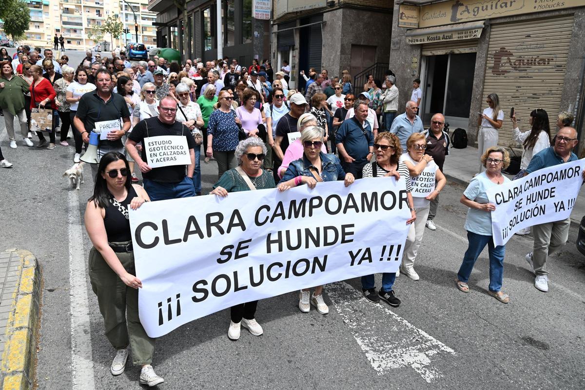 Los vecinos de Clara Campoamor y Porfirio Pascual se han manifestado este lunes para exigir soluciones ya