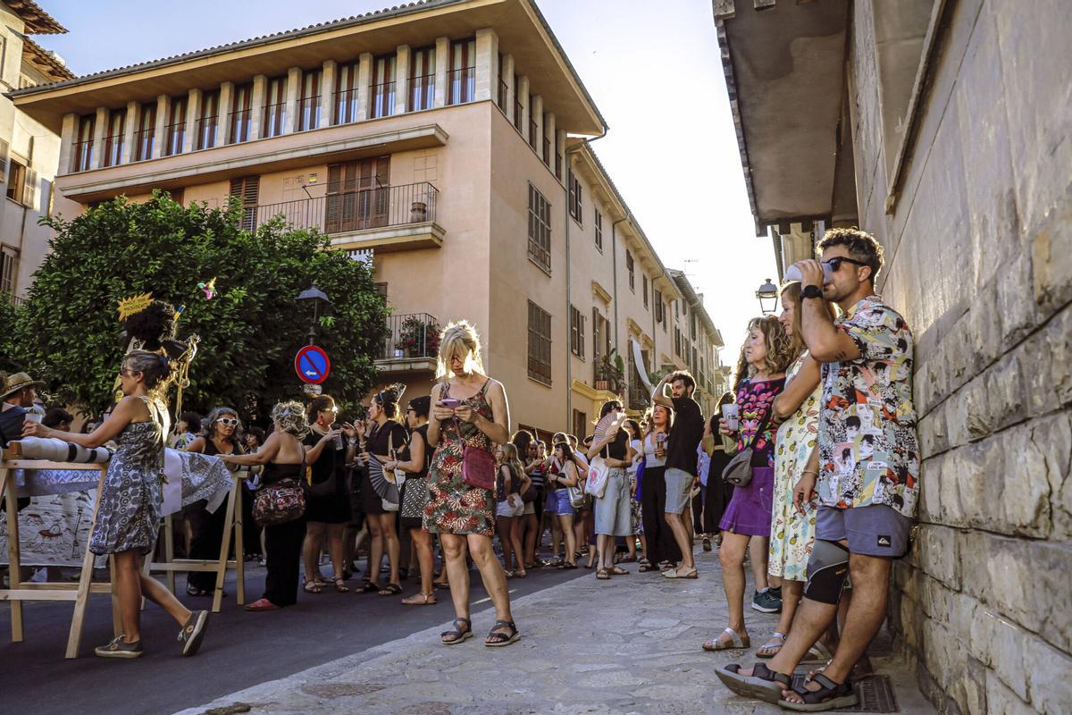 Vecinos de la Calatrava y Canamunt, muchos vestidos de verde y con ramas de árboles, se unen durante sus cercavilas para homenajear a los bellasombras talados en la plaza Llorenç Villalonga.