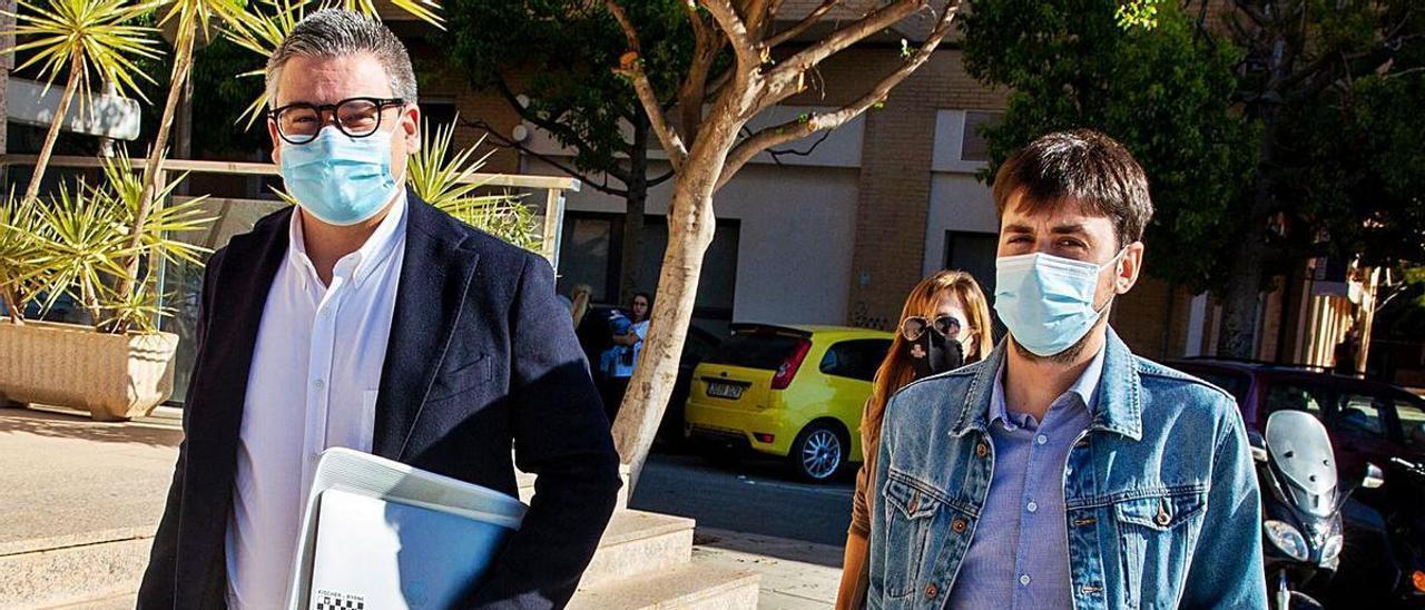 Guillermo García (derecha) llegando al juzgado el miércoles junto al exedil José Luis Lorenzo.  |