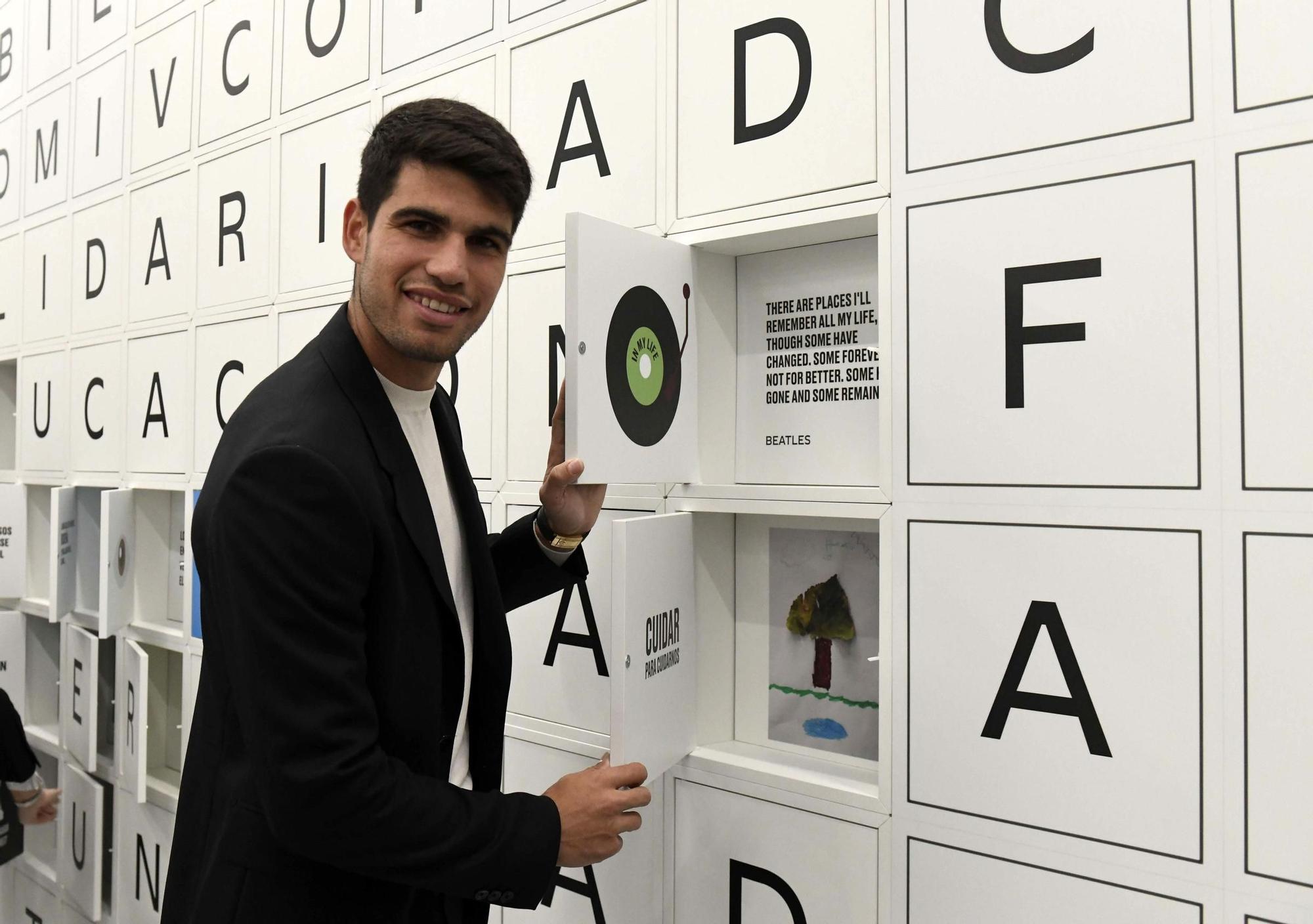 Así ha sido la inauguración de la exposición de Carlos Alcaraz en la Cárcel Vieja de Murcia