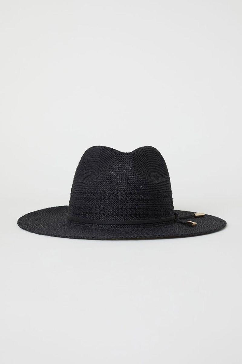 Sombrero de ala trenzado de H&amp;M. (Precio: 12,99 euros)