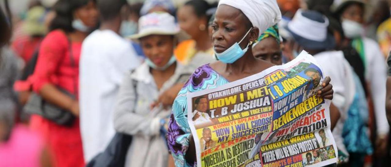 Mujer en Nigeria ayer en la
despedida a un famoso
teleevangelista muerto. | //REUTERS