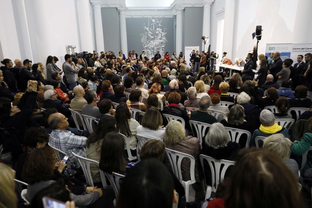 Aglomeración en la conferencia de Mujica en València