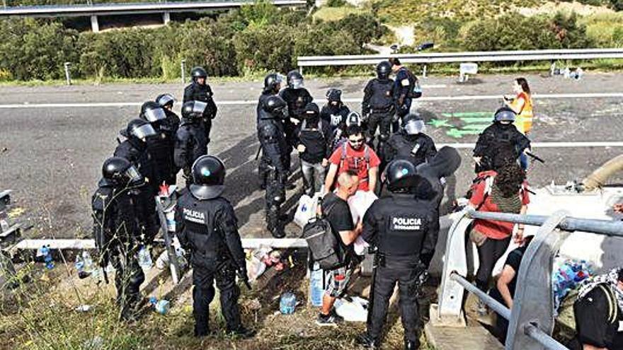 Mossos i manifestants durant la desconvocatòria del tall a l&#039;AP-7.