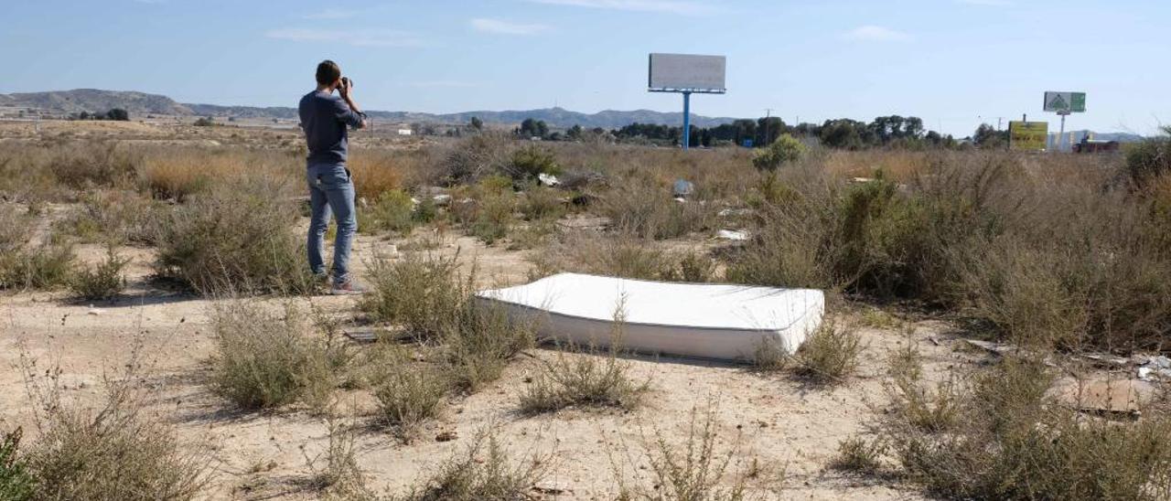 Los terrenos del paralizado polígono Walaig se encuentran junto a la autovía A-31 de Alicante-Madrid.