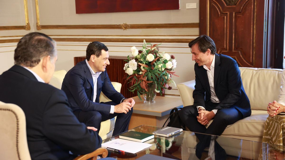 El presidente de la Junta, Juanma Moreno, junto al presidente de Microsoft España, Francisco Salcedo.