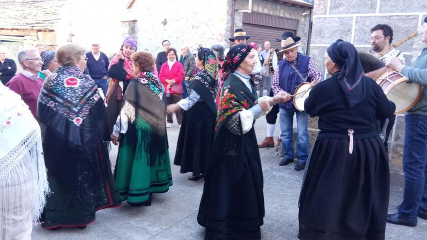 El museo de Santa Colomba abre al son del baile sanabrés