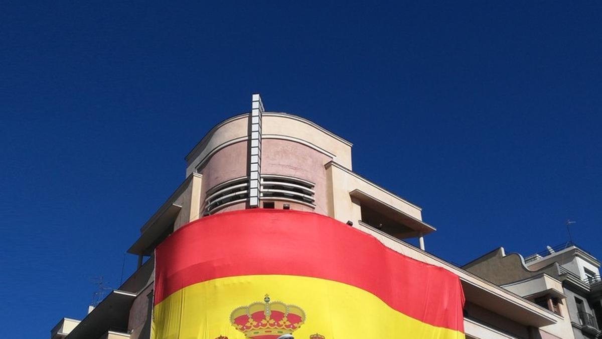 Bandera en la facahada de la discoteca