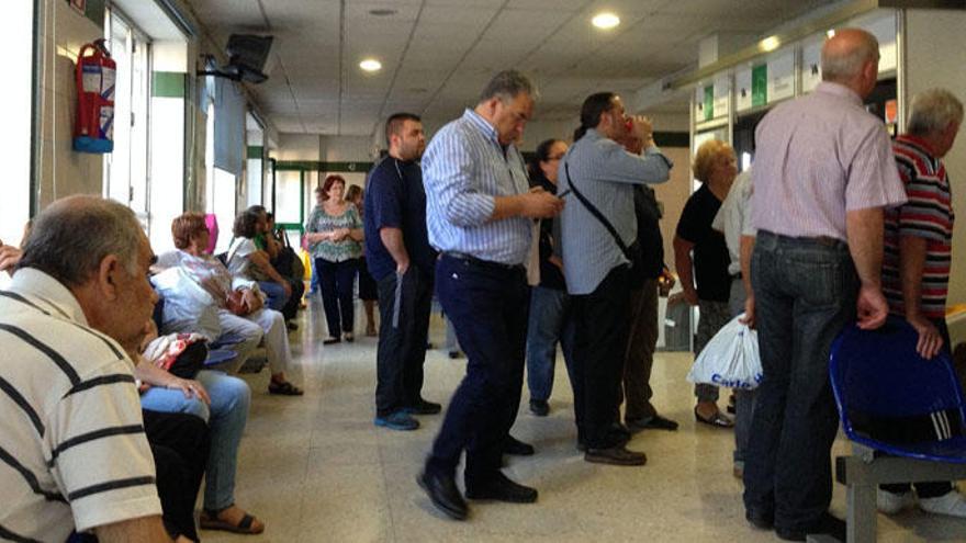 Pacientes a la espera de ser atendidos en el hospital Carlos Haya.