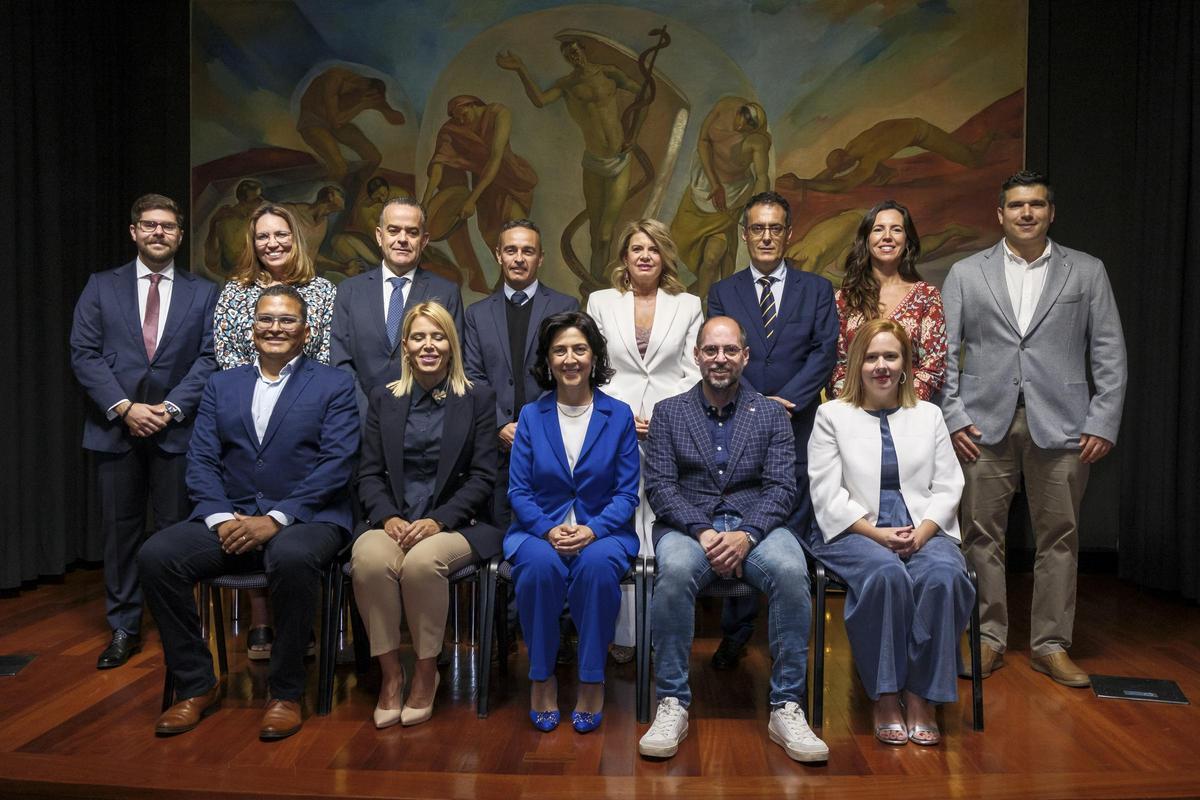Toma de posiseión de Elizabeth Hernández (centro) como nueva presidenta del Colegio de Médicos.