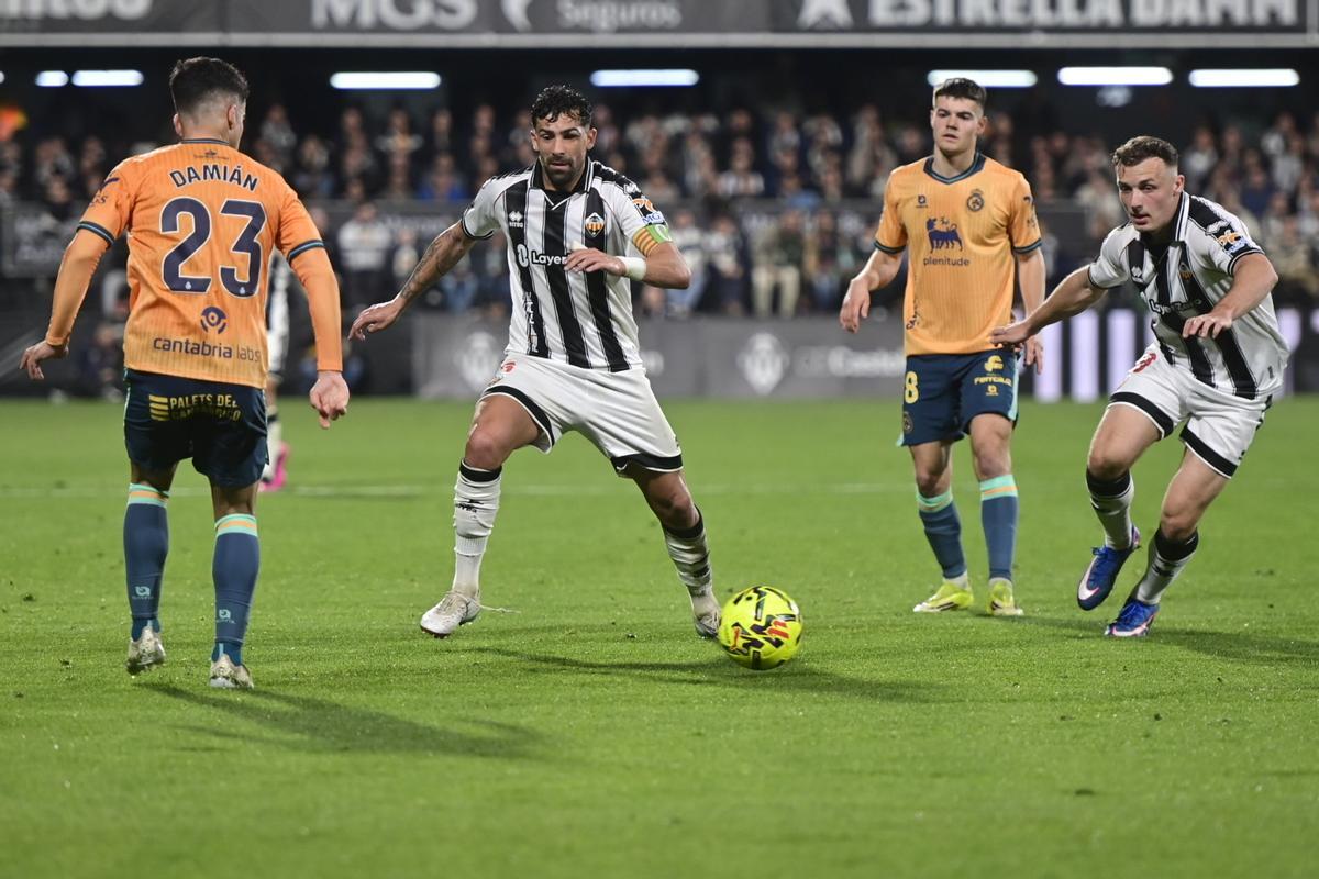 Alberto, junto a Jakobsen, presiona al racinguista Damián.