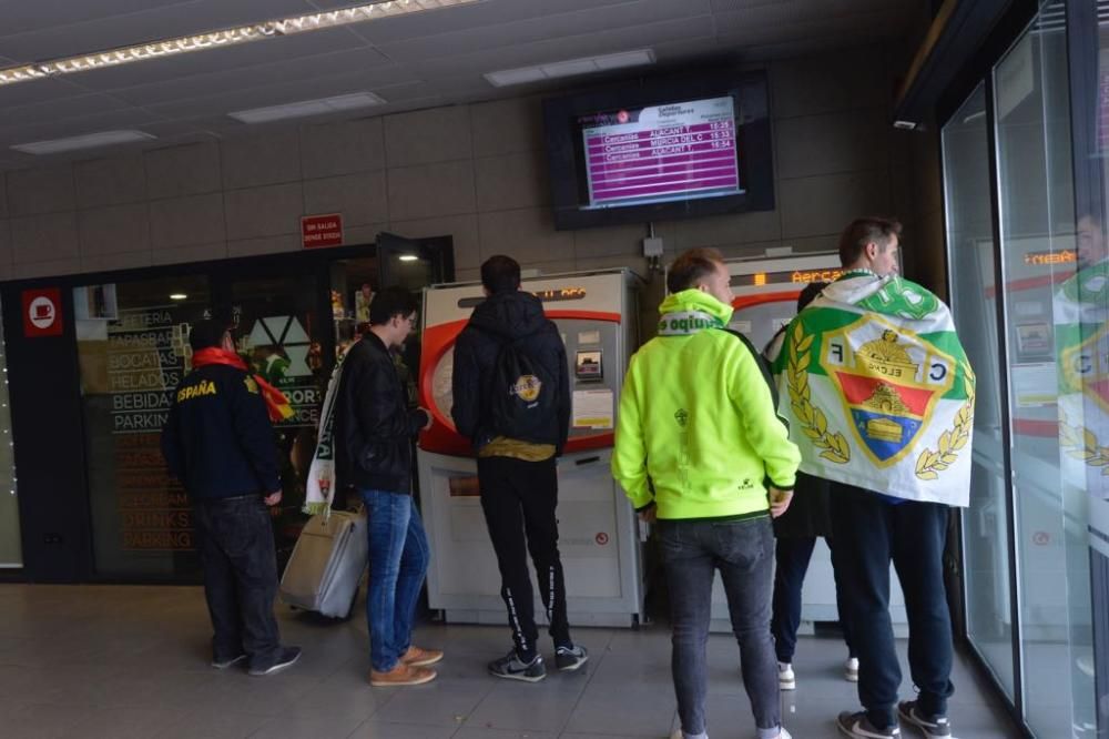 Los aficionados del Elche CF y del Hércules CF apoyan a su equipo antes del derbi