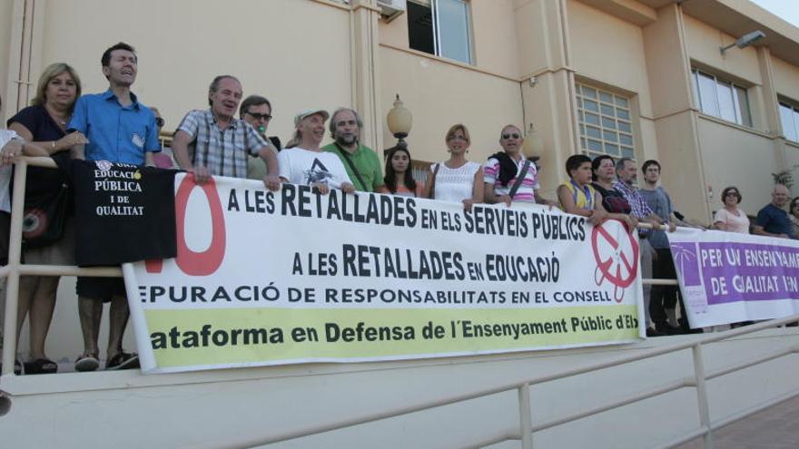 Una protesta contra el cierre del Cefire de Elche en 2013.