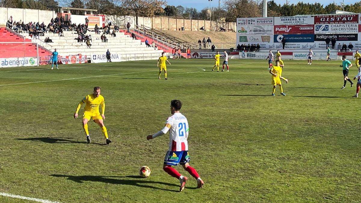 Sito Barrera, del Barbastro, con el balón en el partido ante el Poblense.