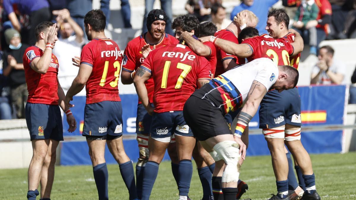 La selección española, con Álvar Gimeno, celebra su victoria ante Rumanía