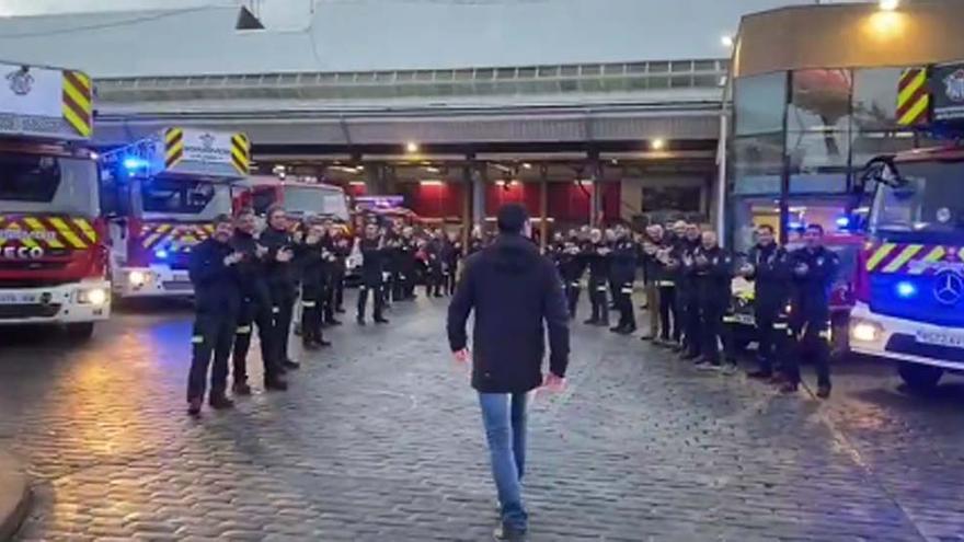 Captura del vídeo de despedida de los Bomberos de A Coruña al compañero que ahora se jubila.