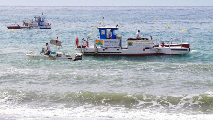 Casi una docena de embarcaciones volverán a retirar residuos en el litoral axárquico.