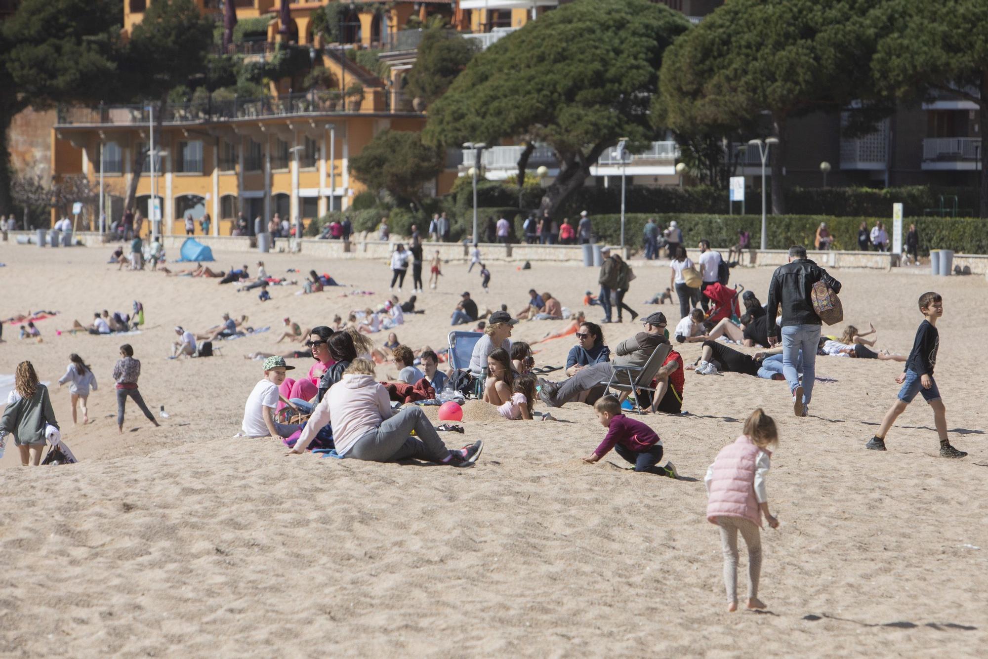 Les altes temperatures omplen les platges de la Costa Brava