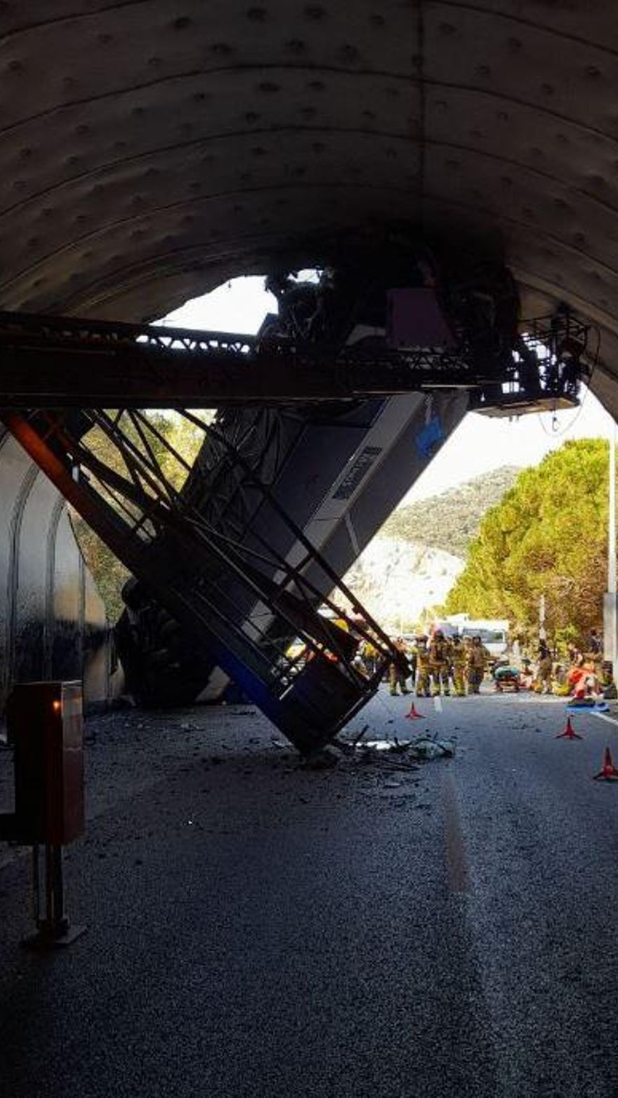 L'autobús bolcat a la C-32, amb els serveis d'emergències treballant al lloc